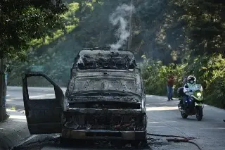 Imagen Se incendia ambulancia del IMSS en carretera veracruzana 