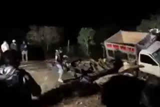 Imagen Mueren 4 migrantes tras chocar camión en que viajaban; hay 16 heridos