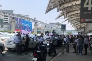 Imagen Transportistas bloquearon terminales del aeropuerto de CDMX, se oponen a aplicaciones