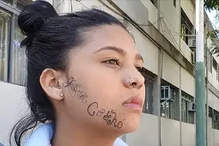 Imagen Mujer denuncia que su exnovio le tatuó a la fuerza su nombre en el rostro