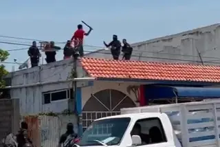 Imagen ¿Y cómo son en tu colonia? Con sillas y palos policías detienen a sujeto en Coatza (+video) 