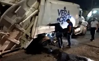 Imagen Camión recolector de basura cae en socavón en Veracruz 