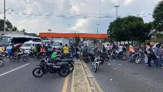 Imagen Motorepartidores bloquean la Xalapa - Banderilla; acusan acoso de SSP