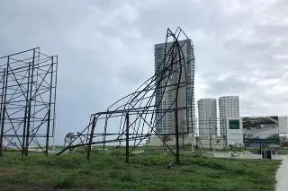 Imagen Se dobla estructura de espectacular en Boca del Río