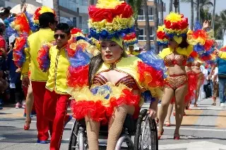 Imagen Personas discapacitadas a cargo de baños móviles en el Carnaval de Veracruz