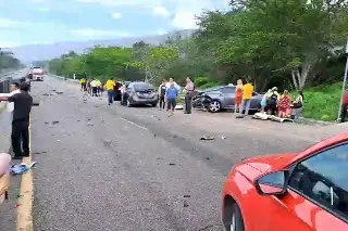Tráiler embiste al menos a 8 autos en Autopista del Sol 