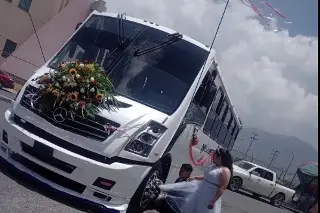 Pareja utiliza camión urbano como carro de boda 