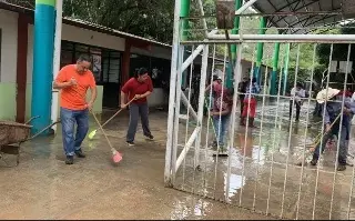 Limpian escuelas de Acultzingo, Veracruz tras desborde de un río 