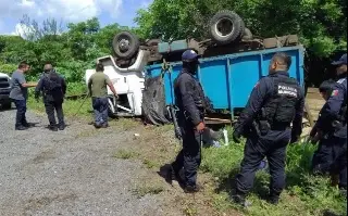 Imagen Vuelca camión de carga en carretera de Veracruz; reportan 20 lesionados 