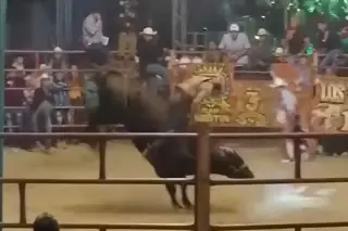 Imagen Muere jinete al ser aplastado por un toro durante jaripeo (+Video)
