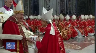 Imagen Papá Francisco entrega Palio al arzobispo de Xalapa Jorge Carlos Patrón Wong
