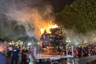 Imagen Con cientos de personas, queman al COVID-19 e inicia el Carnaval de Veracruz