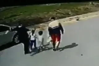 Imagen Captan a mujer dando brutal patada a menor (+Video)