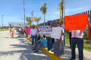 Imagen Protestan extrabajadores de Pemex en la Refinería Dos Bocas 