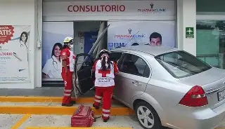 Imagen Señora incrusta su auto en consultorio médico de calle Veracruz