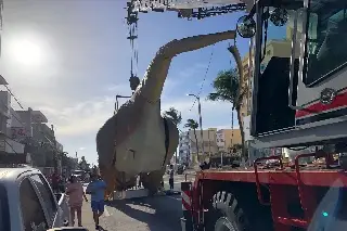 Imagen Reparan cola al dinosaurio; se alista para el tercer desfile de Carnaval de Veracruz