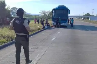 Imagen Aseguran 50 migrantes abandonados en Yanga, Veracruz 