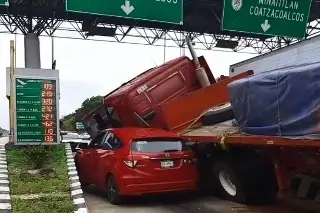 Imagen Trailer se impacta contra caseta de peaje y camioneta en autopista de Veracruz