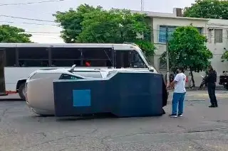 Imagen Chocan camionetas en Veracruz, una vuelca 