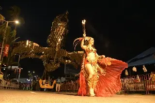 Imagen Entre jaloneos, bloqueos, música y baile, se realizó el 4to desfile del Carnaval de Veracruz 