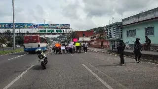 Imagen Manifestantes bloquean dos carriles en carretera Xalapa - Veracruz por falta de agua