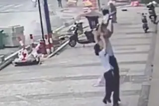 Imagen Hombre atrapa en el aire a menor que caía de un cuarto piso 