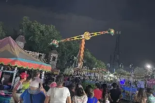 Imagen Juego mecánico falla y deja a personas suspendidas en el aire en la feria (+video)