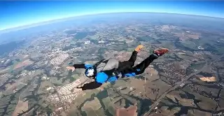 Imagen Hombre muere tras caer 2 mil metros; su paracaídas no abrió 