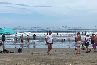 Imagen Sin el mejor clima, turistas acaparan playas de Veracruz y Boca del Río
