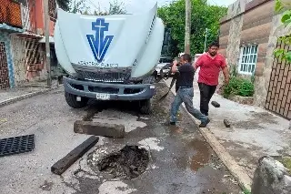 Imagen Camión de limpia pública de Veracruz, cae en tremendo socavón 