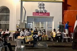 Imagen Exportuarios bloquean ingreso al SAT y calles aledañas