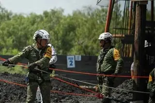 Imagen Ingresa buzo de la Sedena a pozo de mineros atrapados en Coahuila (+Video)