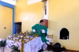 Imagen Sacerdote patea a perrito durante una misa y provoca indignación (+Video)