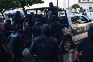 Imagen Locatarios protestan por demolición de mercado en San Andrés Tuxtla; policías los golpean