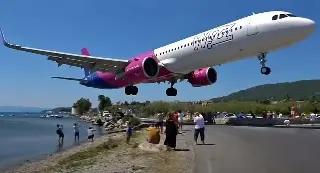 Imagen Impactante video: Avión pasa cerca de cabezas de turistas