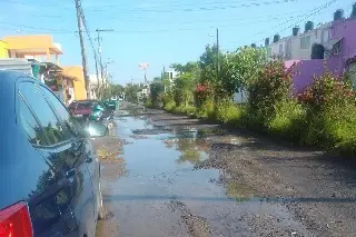 Imagen 'Parece un río', reportan fuga de agua y enormes baches en fraccionamiento de Veracruz