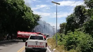 Imagen Cierran avenida por explosión de pipa en Acapulco