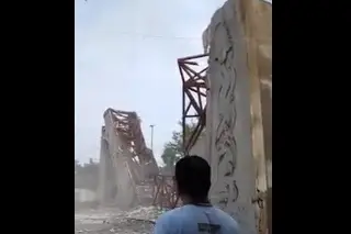 Imagen Captan momento en que colapsa arco de Coatzintla (+video)