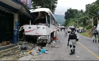 Imagen Se accidenta camión de turismo en carretera de Veracruz; reportan 19 heridos 