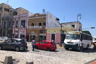 Imagen Chocan urbano y vehículo particular en el centro de Veracruz 