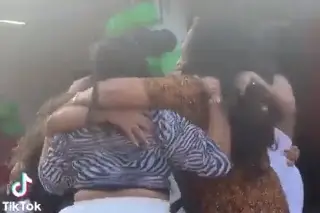 Imagen Viral: Se abre socavón en plena fiesta (+Video)