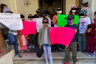 Imagen Protestan en Xalapa por clases presenciales en Naolinco