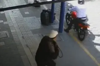 Imagen Así le robaron 80 mil pesos a una mujer afuera del banco (+Video)