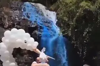 Imagen Pareja tiñe cascada de azul para revelar sexo de su bebé (+video)