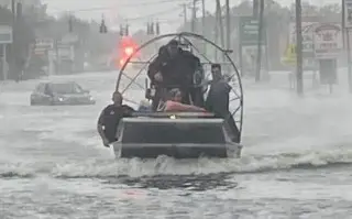 Imagen ¡Héroe! Reportero salva vida de mujer atrapada en inundación por huracán 'Ian' en Florida 