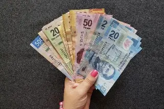 Imagen Causa polémica por dar 400 mil pesos al mes a hombre 15 años menor que ella