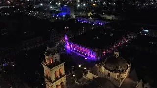 Imagen Iluminan de rosa palacio municipal del municipio de Veracruz