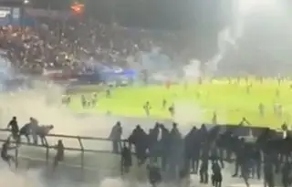 Imagen Reportan que aumentaron a 174 los muertos por batalla campal tras partido de fútbol 