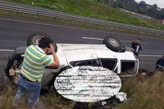 Volcadura deja dos lesionados en autopista de Veracruz