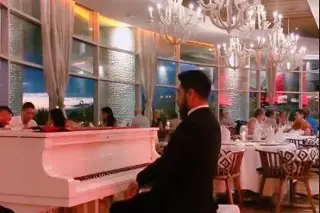 Imagen Viral. Pianista toca 'en el radio un cochinero' en lujoso restaurante (+video)